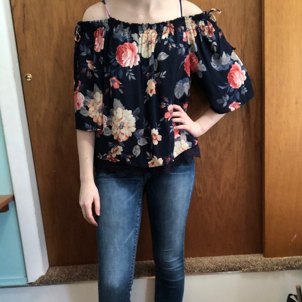 ✨Off-the-Shoulder Floral Top